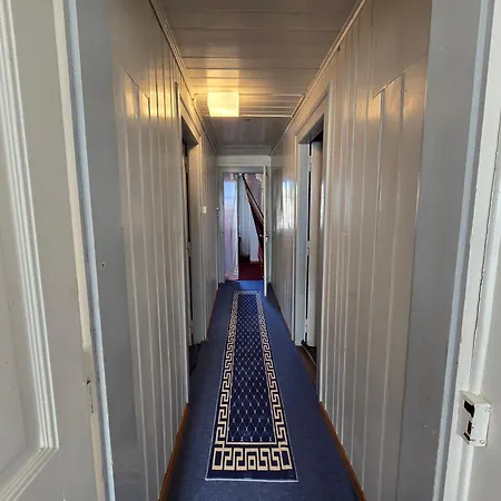 5 Bedrooms 3 Miles From Cenrre 아파트