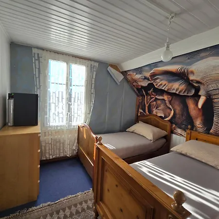 5 Bedrooms 3 Miles From Cenrre Berne