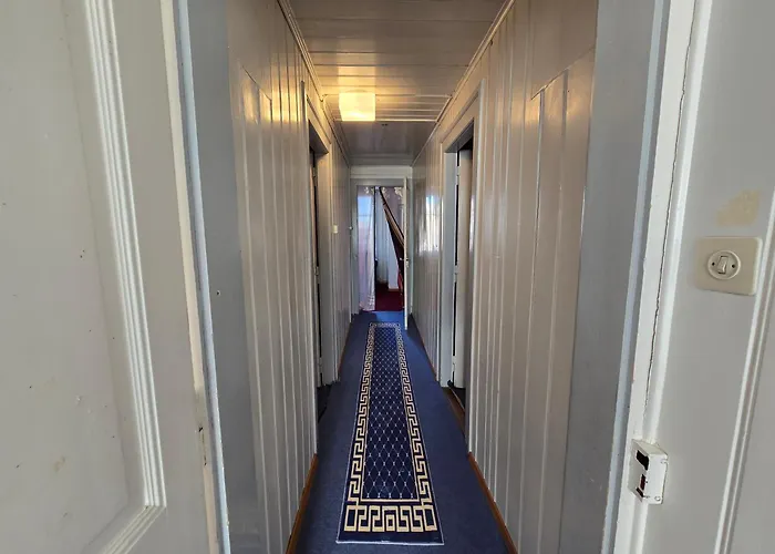 5 Bedrooms 3 Miles From Cenrre アパート