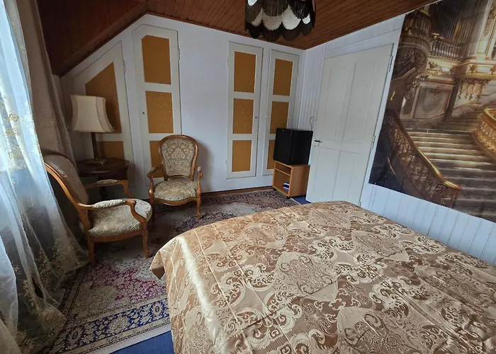 5 Bedrooms 3 Miles From Cenrre アパート